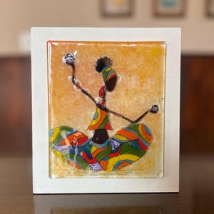 Arte de mujer africana en vidrio fundido: decoración étnica colorida para pared