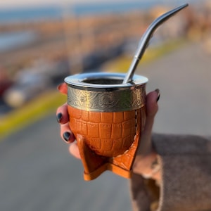 Textured Imperial Mate – Camel Leather & Ornamental Rim – Handmade in Argentina
