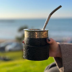 Black Imperial Mate with Engraved Rim – Floral Leather Gourd – Handmade in Argentina