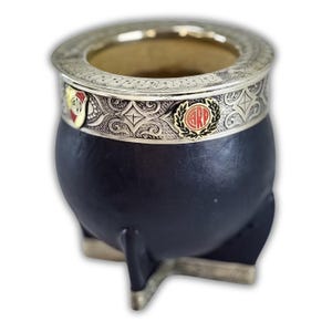 River Plate Mate Kürbis: Handgefertigte Tasse aus Leder mit graviertem Metallrand