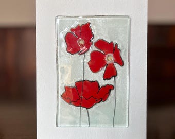 Arte mural de vidrio fundido: flores rojas sobre marco de madera blanco
