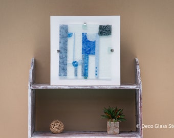 Blaue geometrische Skulptur aus geschmolzenem Glas: Modernes Wohndekor