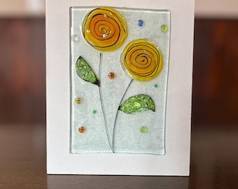 Florale Wandkunst aus geschmolzenem Glas – gelbe Spiralblumen auf Holz