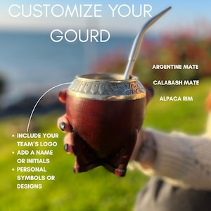 Peut inclure: Une calebasse à maté artisanale avec un bord en alpaga argenté et une paille en acier inoxydable. Le texte "Personnalisez votre gourde" est affiché, avec des options pour ajouter un logo d'équipe, un nom, des initiales ou des motifs personnels.