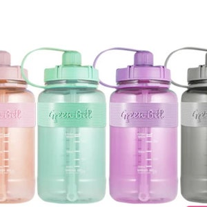 Bleiben Sie stilvoll mit der 1500-ml-Wasserflasche in Macaron-Farbe, komplett mit Riemen