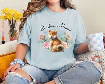 柴犬ママの水彩画Tシャツ | Comfort Colors、フローラルパピーTシャツ