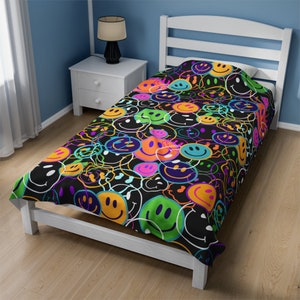 Preppy Smiley Face Blanket | Wavy Drippy Smiley Face Blanket | Cozy Plush Velveteen Blanket | Gift Idea for Girls | Gift Idea for Teens