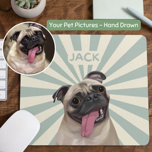 Könnte beinhalten: Eine personalisierte Mauspad mit einer handgezeichneten Illustration eines Mops mit herausgestreckter Zunge. Der Hintergrund ist ein hellblaues und weißes Streifenmuster. Der Name des Hundes, "JACK", ist in schwarzen Buchstaben oben auf dem Mauspad geschrieben.