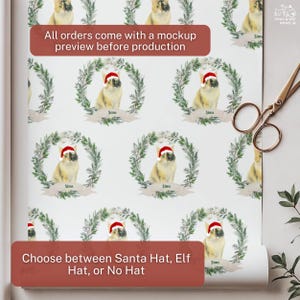 Op de afbeelding: Wit behang met een herhalend patroon van katten met kerstmutsen en kransen. De tekst luidt "All orders come with a mockup preview before production" en "Choose between Santa Hat, Elf Hat, or No Hat".