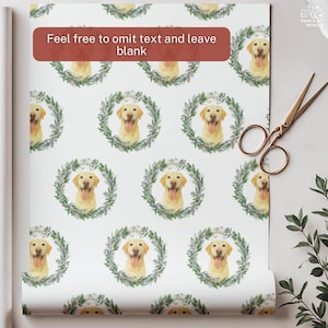 Op de afbeelding: Wit cadeaupapier met een herhaald patroon van gele Labrador Retrievers in groene bladkransen. Een gouden schaar ligt rechts, met een klein takje groen. Het papier is opgerold.