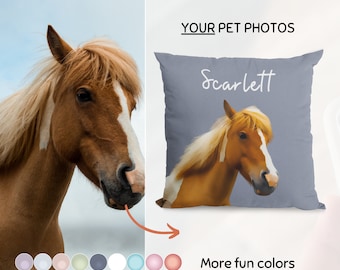 Può includere: Un cuscino personalizzato con una foto di un cavallo marrone e bianco con il nome "Scarlett" stampato su di esso. Il cuscino è grigio e ha una texture morbida e soffice.