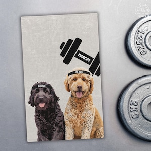 Może przedstawiać: Jasnoszary prostokątny ręcznik z dwoma psami w opaskach na głowę. Jeden pies jest czarny, drugi złoty. Czarny grafika hantli z napisem "Marcus" znajduje się nad psami. Psy mają imiona "Bonnie" i "Clyde" na opaskach.