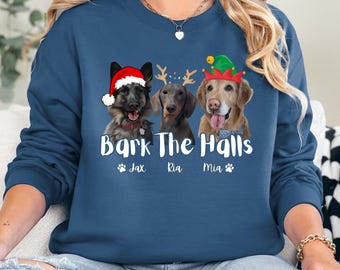 以下が含まれることがあります： 3匹の犬がクリスマスのアクセサリーを身につけた、ネイビーブルーのスウェットシャツ。「Bark The Halls」の文字が犬の下に表示され、Jax、Ria、Miaの名前も表示されています。足跡も含まれています。