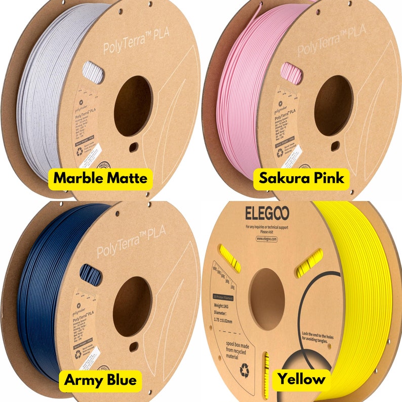 K&ouml;nnte beinhalten: Vier Spulen Poly Terra PLA Filament in verschiedenen Farben: Marmor matt, Sakura Pink, Armee Blau und Gelb. Die Spulen bestehen aus recycelten Materialien und sind mit dem Markennamen und dem Filamenttyp gekennzeichnet.