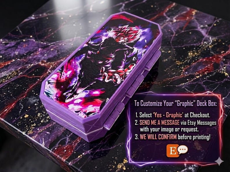 K&ouml;nnte beinhalten: Violette Spielkartenbox mit einem Grafikdesign eines Charakters mit rosa und violetten Energieeffekten. Die Box ist rechteckig mit einem Klappdeckel. Der Text im Bild enth&auml;lt Anweisungen zur Anpassung der Box.