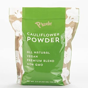 Peut inclure: Un sac refermable vert de poudre de chou-fleur Phoebe. Le sac est étiqueté avec le nom du produit, les ingrédients et le poids net de 2,5 lb (40 oz) ou 1133,98 g.