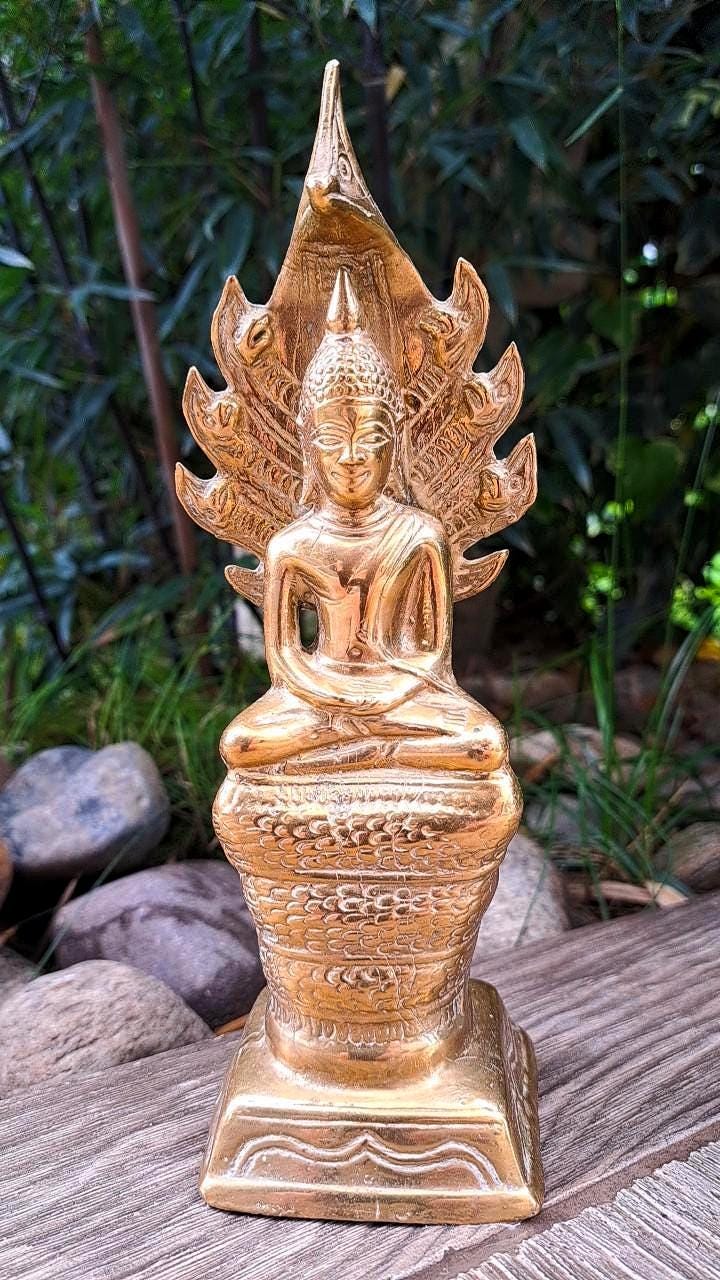 アンティークブロンズナーガ仏像：希少なタイ仏教美術（8.46インチ