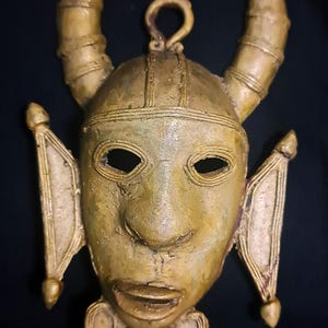 9,44 inch Vintage African Tribal Mask Decorative tribal African face mask. Ashanti from Ghana dating from the 70s.