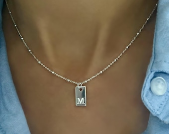 Collar con inicial en plata de ley: colgante con monograma grabado, SNE04