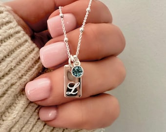 Collar de plata de ley con inicial de piedra de nacimiento: Etiqueta con monograma grabado, SNE06