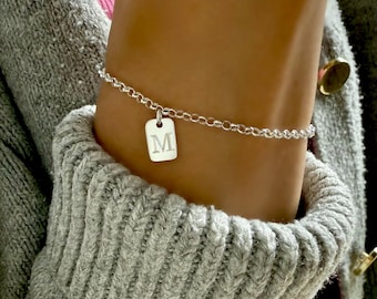 Pulsera de plata de ley personalizada con inicial: dije grabado y monograma delicado.
