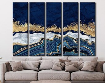 Op de afbeelding: Abstracte wandkunst met een blauw en gouden kleurenschema. Het kunstwerk heeft een draaiende, gemarmerde structuur met gouden accenten. Het kunstwerk is verdeeld in vijf panelen.