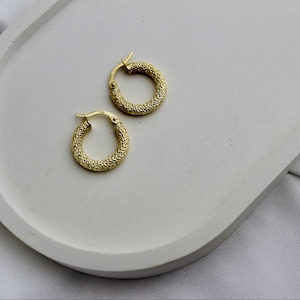 14K Gelbgold Gehämmerte Ohrringe - 14K Echtgold Creolen - Glänzende Gehämmerte Ohrringe - Valentinstag Geschenk
