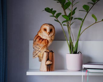 Escultura de madera tallada a mano de un búho: regalo artístico pintado