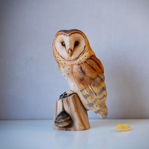 Uilbeeldje: realistisch handgesneden sculptuur van een kerkuil