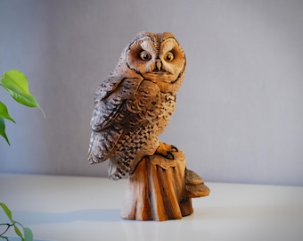 Escultura de búho tallada en madera: Arte de aves pintado a mano