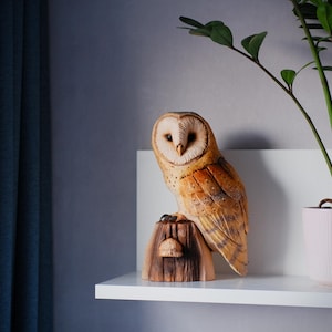 Figura de búho de granero tallada en madera, estilo rústico