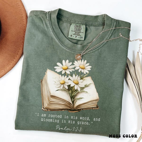 Camiseta cristiana Comfort Colors® con versículo bíblico del Salmo 1:2. Camiseta floral con fe, arraigada en su palabra. Regalo religioso para mujer. Ropa cristiana.