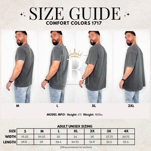 Op de afbeelding: Maattabel voor Comfort Colors 1717 t-shirts. De afbeelding toont een model dat het shirt in verschillende maten draagt, van M tot 2XL. De maattabel geeft breedte- en lengtematen in inches voor maten S t/m 4XL. Model info: Lengte 183cm, Gewicht 82kg.