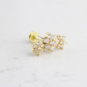 14K Solid Gold Blumen Trio Tragus Piercing • 16G drei Blumen Piercing • Zierlicher Dreifach winziger Blumen Ohrring • Minimalistischer Ohrstecker
