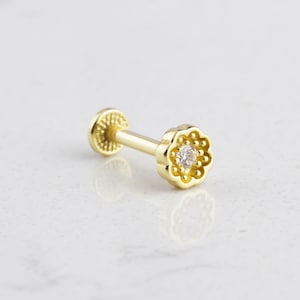 14K Solid Gold Tragus Piercing • 16G Gold Tragus Piercing • Minimalistisches Solitär Piercing • Bolzenohr-Piercing • Zierliches Blumen-Piercing