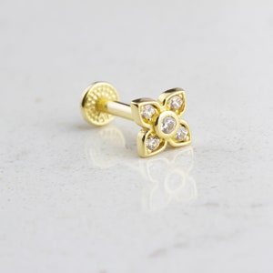 14K Solid Gold Blume Tragus Piercing • Zierliche Kleeblatt Piercing • 16G Ohrstecker Piercing • Blumen Ohrstecker Piercing • Knorpel Tragus Piercing