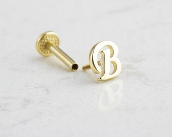 14k massief gouden initiële tragus piercing • Letter Stud Earring • 16G minimalistische oorbel • Aangepaste initiële piercing • Monogram initiële tragus