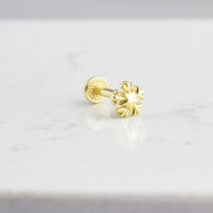 14K massief gouden traguspiercing met sneeuwvlok • Kraakbeenoorbel • Sierlijke oorstekers • 16G gouden oorstekers • Minimalistische sterpiercing