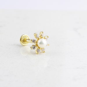 14K Solid Gold Perle Blumen Piercing • 16G Perlenohrring • Floral Tragus Piercing • Floral Perle Tragus Piercing • Zierliches Ohrstecker-Piercing