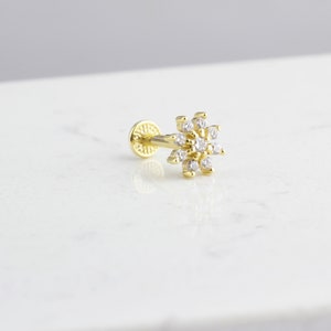 14K Solid Gold Blumen Tragus Piercing • Zierliche Gänseblümchen Tragus Ohrring • 16G Blumen Ohrstecker • Minimalistisches Tragus Piercing • Geschenk für sie