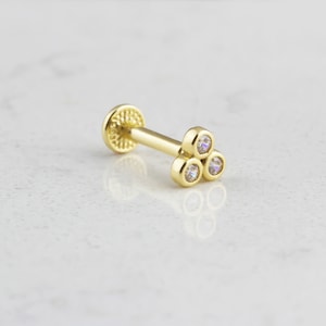 14K Solid Gold Triangle Piercing • Trio Stone Tragus Piercing • Triple Cluster Earring • 16G Minimalist Stone Piercing • Dainty Stud Earring