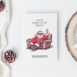 Tarjeta navideña &quot;¡Choca esos cinco!&quot; con Papá Noel en un sofá - tarjeta de felicitación en papel natural de 300 g para Navidad