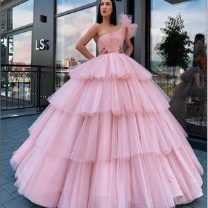 Off Shoulder Flying Dress Prom Dress Sexy Hot Pink Multilayer Vestidos De Fiesta Luxurious Sweep Train Evening Dress