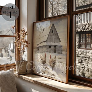 以下が含まれることがあります： 農家の絵が額装されています。手前に2羽の鶏がいます。農家は灰色と白の塗り分けで、屋根は茶色です。鶏は白と茶色で、雪が積もった地面に立っています。絵は窓の隣りの壁に飾られています。