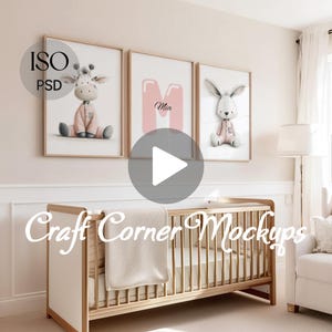 Puede incluir: Una escena de guardería con tres impresiones artísticas enmarcadas con ilustraciones de animales y el nombre "Mia". Una cuna de madera con una manta beige está en primer plano. Se muestra el texto "Craft Corner Mockups".