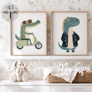 Puede incluir: Dos impresiones artísticas enmarcadas con animales de dibujos animados. Una muestra un caimán verde con gafas de sol montado en un scooter. La otra representa un dinosaurio azul con una chaqueta negra. Ambas sobre fondo blanco.
