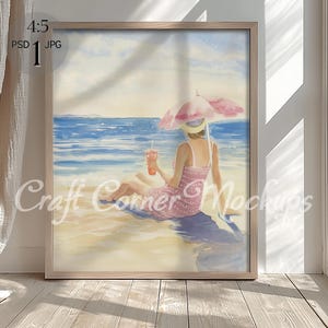 Puede incluir: Una pintura de acuarela de una mujer sentada en una playa con una sombrilla rosa y una bebida rosa. La mujer lleva un vestido rosa y está de espaldas al espectador. La playa es arenosa y el agua es azul.