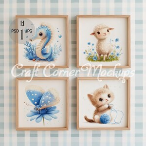Op de afbeelding: Vier ingelijste prints met een lichtblauwe achtergrond. De prints tonen een blauwe zeepaard, een wit lam, een blauwe vlinder en een bruin kitten. Elke print is in een licht houten lijst.