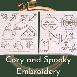 Op de afbeelding: Een digitaal borduurpatroon voor een hoepel met verschillende ontwerpen met een herfst- en Halloween-thema. De ontwerpen omvatten een pompoen, een spook, een vleermuis, een spinnenweb, een kopje koffie, een boek, een taart en bladeren. De tekst "Cozy and Spooky Embroidery" staat onderaan de afbeelding.