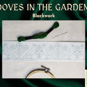 Op de afbeelding: Een groene borduurgaren en een naald liggen op een witte linnen stof met een gedrukt patroon van duiven in een tuin. Het patroon is geëtiketteerd "Blackwork" en bevat de tekst "Birds and Flowers © 2023 The makerstudio. For personal use only".